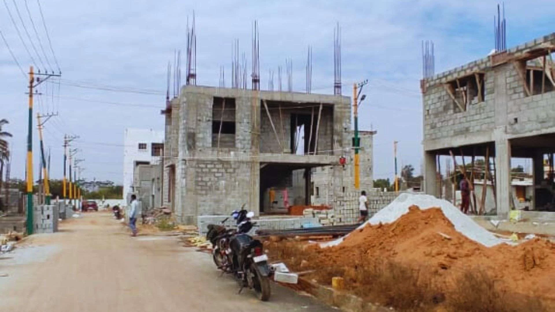 Wide, well-constructed TAR roads inside Shelter CCM Layout, ensuring smooth access to all residential plots near NH-75.
